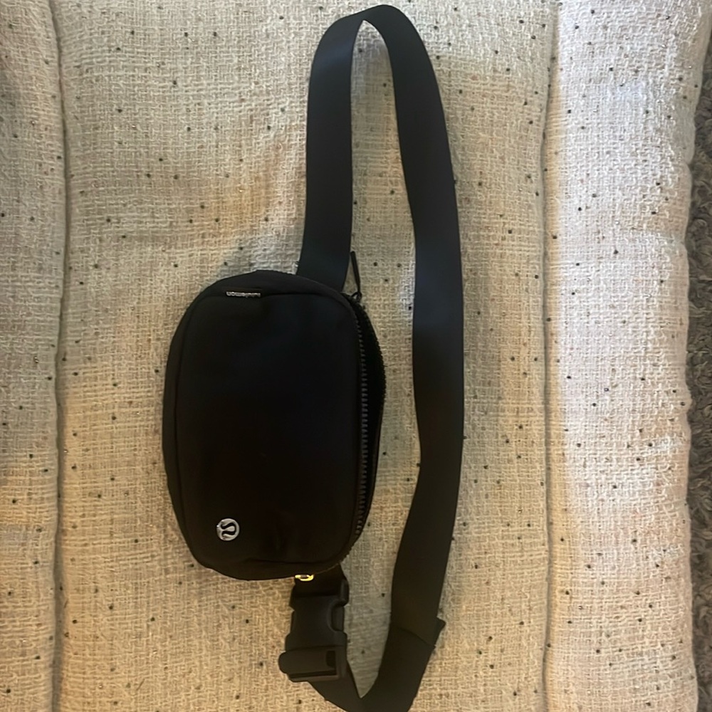 lululemon black belt bag